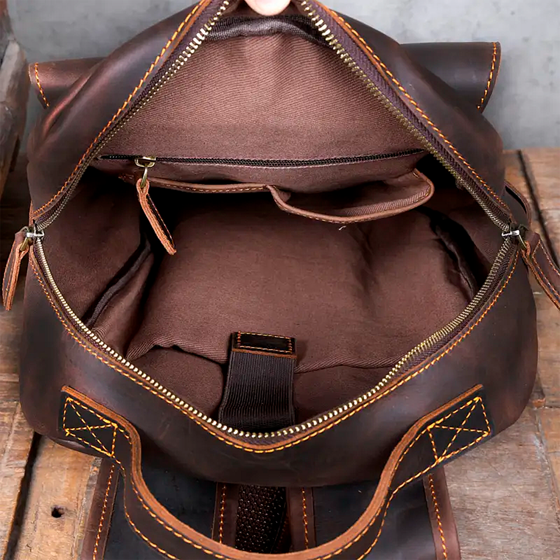 Mochila Executiva Refined Soul Couro - Couro Genuíno, Unissex, Design Polido Contemporâneo, Elegância Corporativa