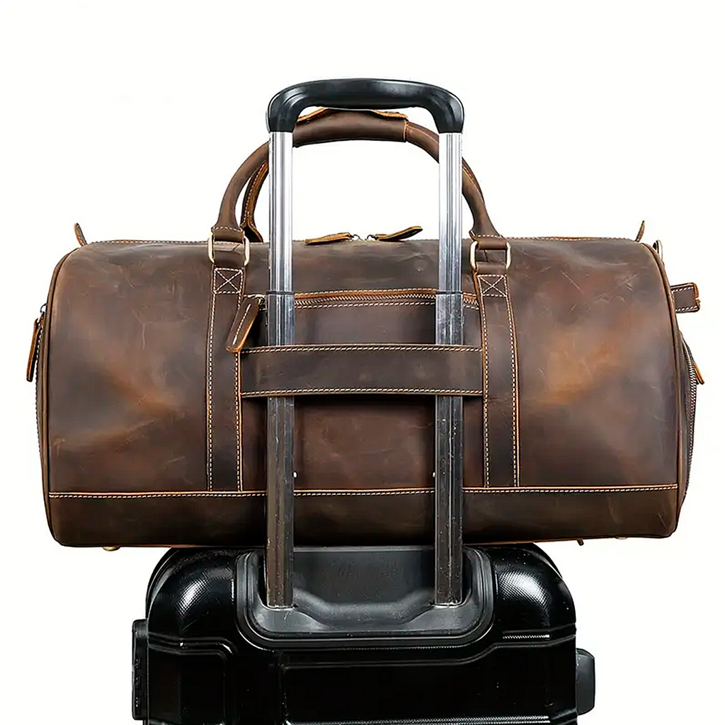 Bolsa de Viagem Masculina Executiva Dynasty Soul Couro - Couro Genuíno, Alças Couro Reforçadas, Envelhecimento Real Autêntico, Tecnologia Conforto, Dinastia Atemporal