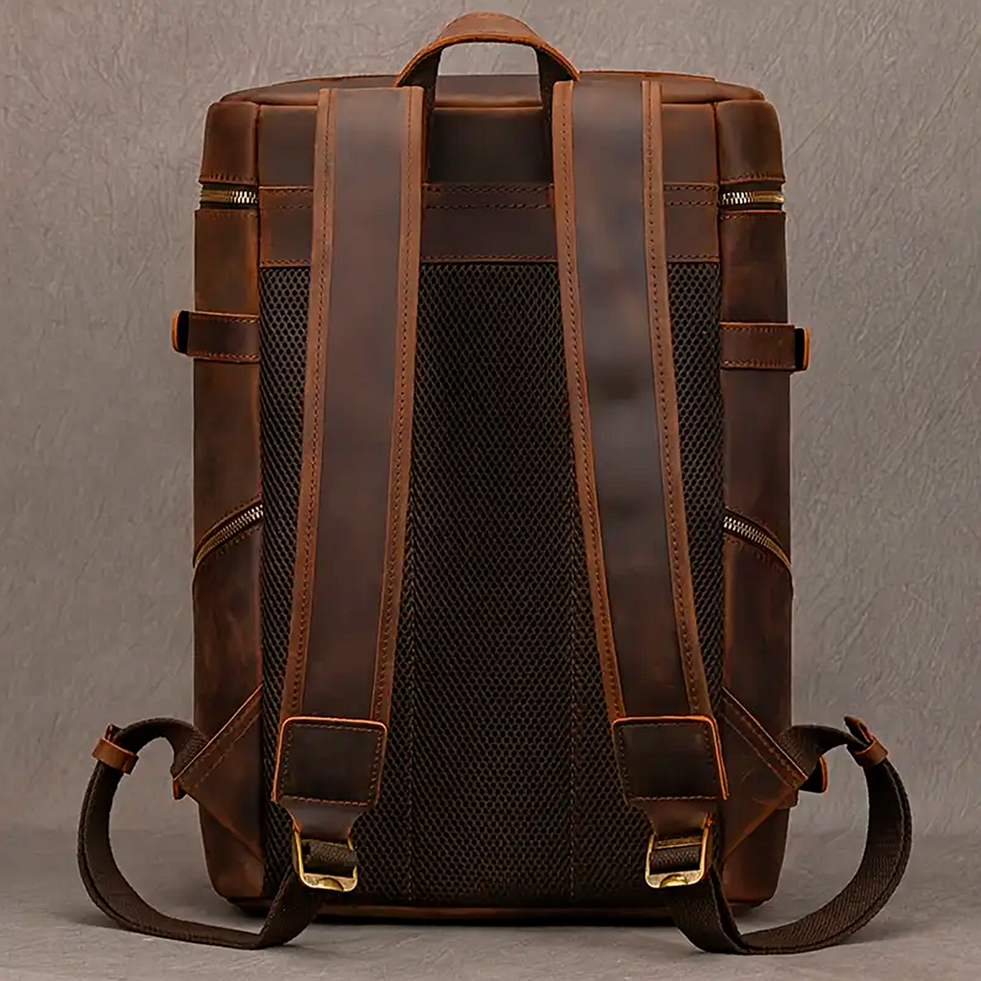 Mochila Executiva Masculina Legacy Soul Couro - Couro Genuíno, Design Cilíndrico Único, Múltiplos Compartimentos, Atemporal