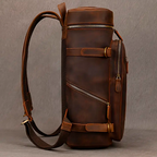 Mochila Executiva Masculina Legacy Soul Couro - Couro Genuíno, Design Cilíndrico Único, Múltiplos Compartimentos, Atemporal