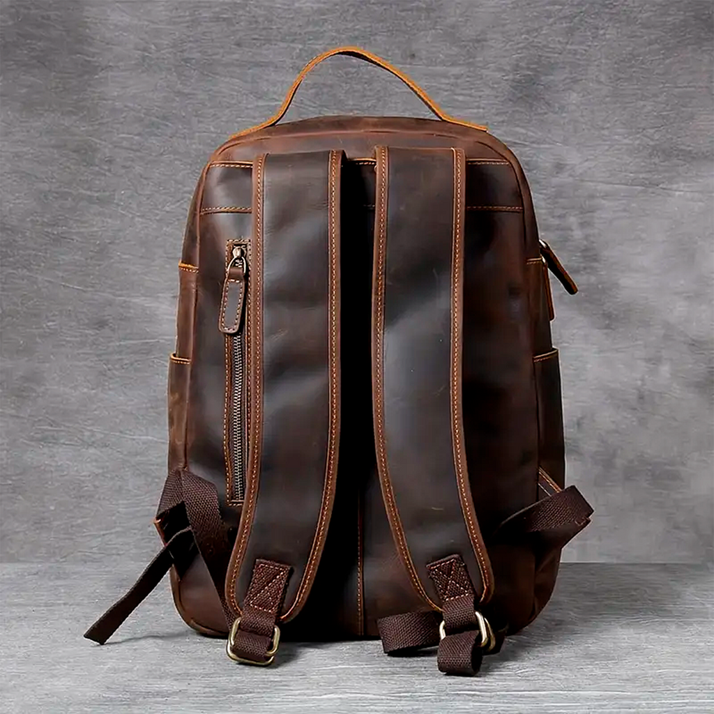 Mochila Executiva Refined Soul Couro - Couro Genuíno, Unissex, Design Polido Contemporâneo, Elegância Corporativa, Bolsos Funcionais Estratégicos