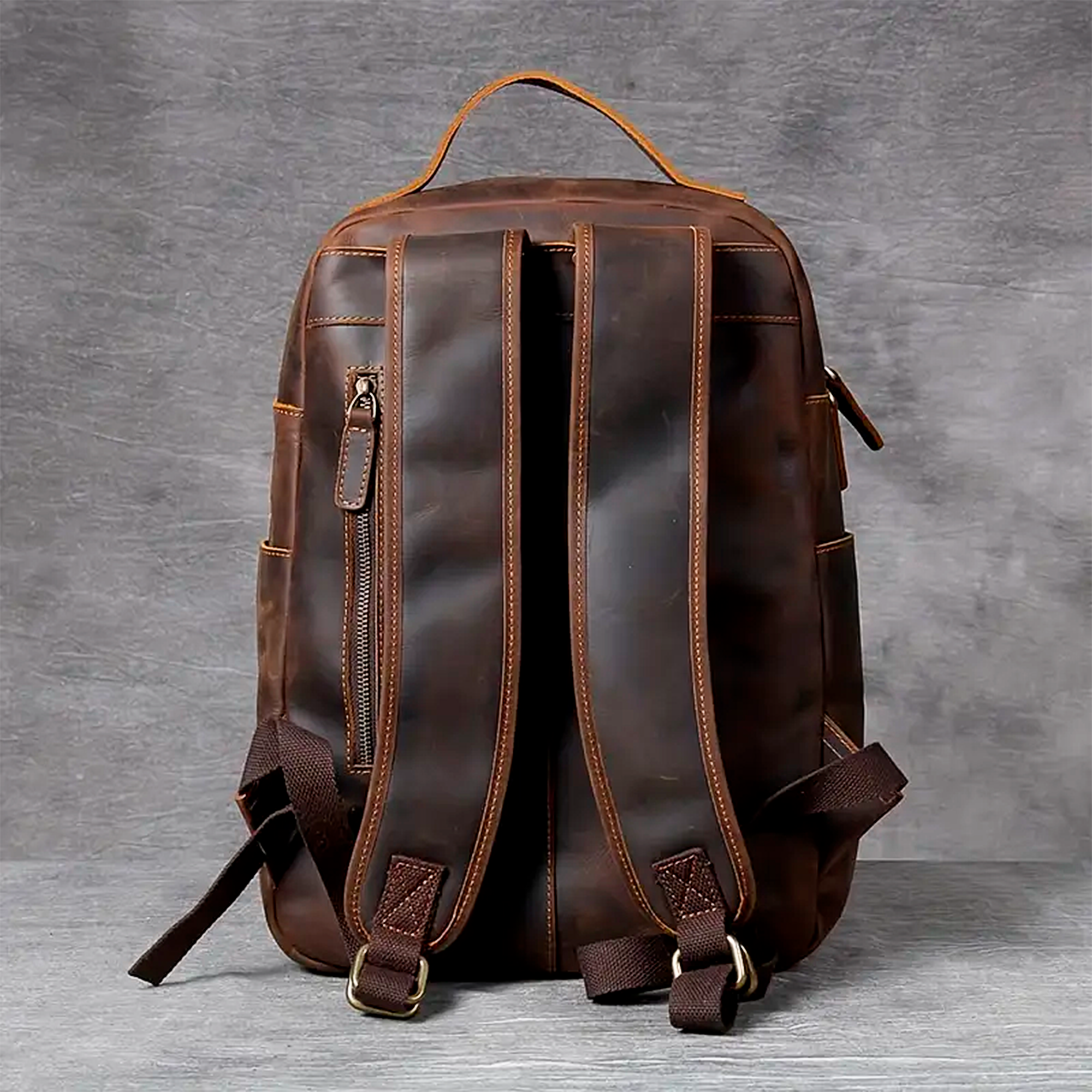 Mochila Executiva Refined Soul Couro - Couro Genuíno, Unissex, Design Polido Contemporâneo, Elegância Corporativa, Bolsos Funcionais Estratégicos