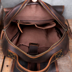 Mochila Executiva Refined Soul Couro - Couro Genuíno, Unissex, Design Polido Contemporâneo, Elegância Corporativa, Bolsos Funcionais Estratégicos