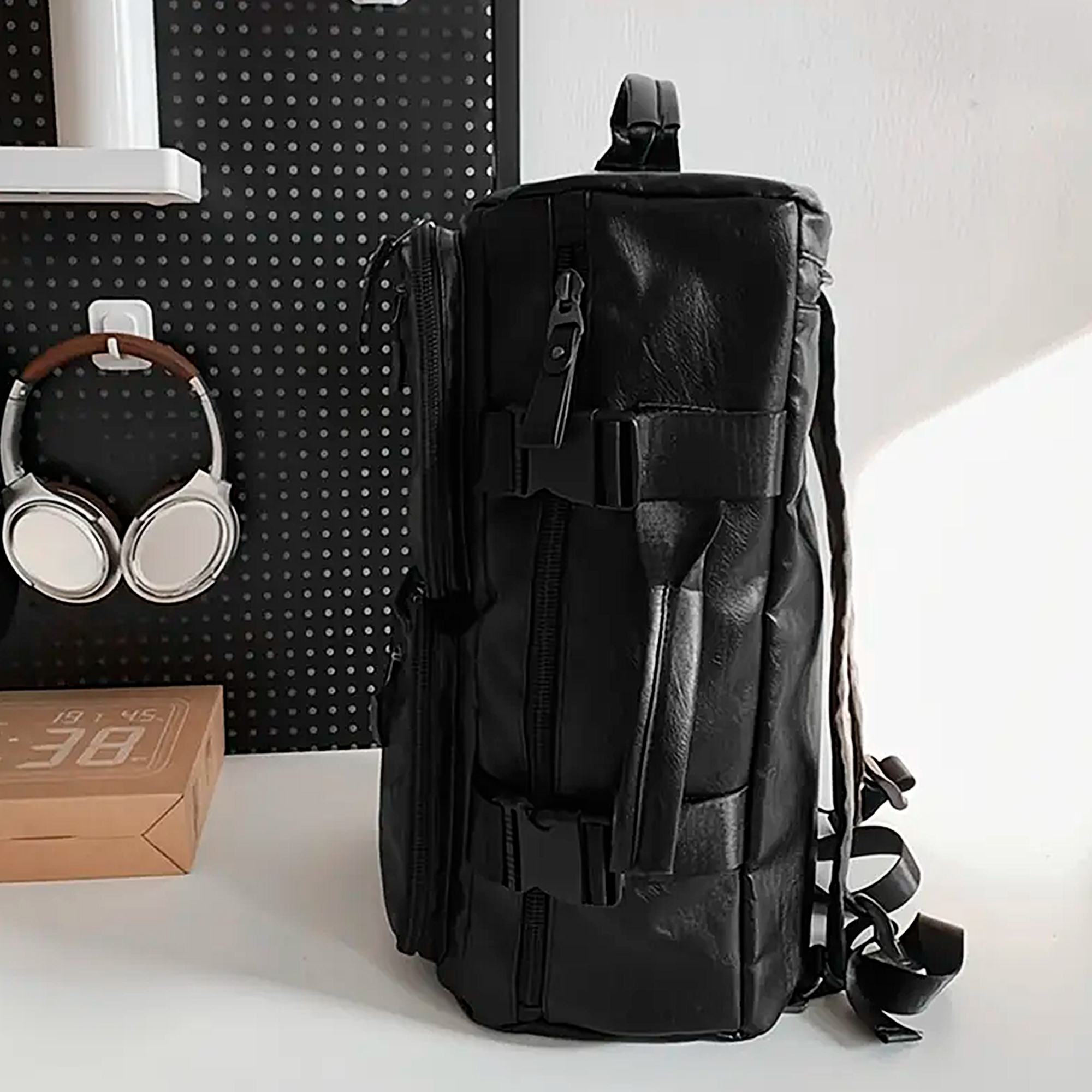 Mochila Executiva Masculina Street Style Soul Couro - Poliuretano Premium de Alto Padrão, Construção Minimalista Funcional, Praticidade Definitiva, Design Transformável Versátil